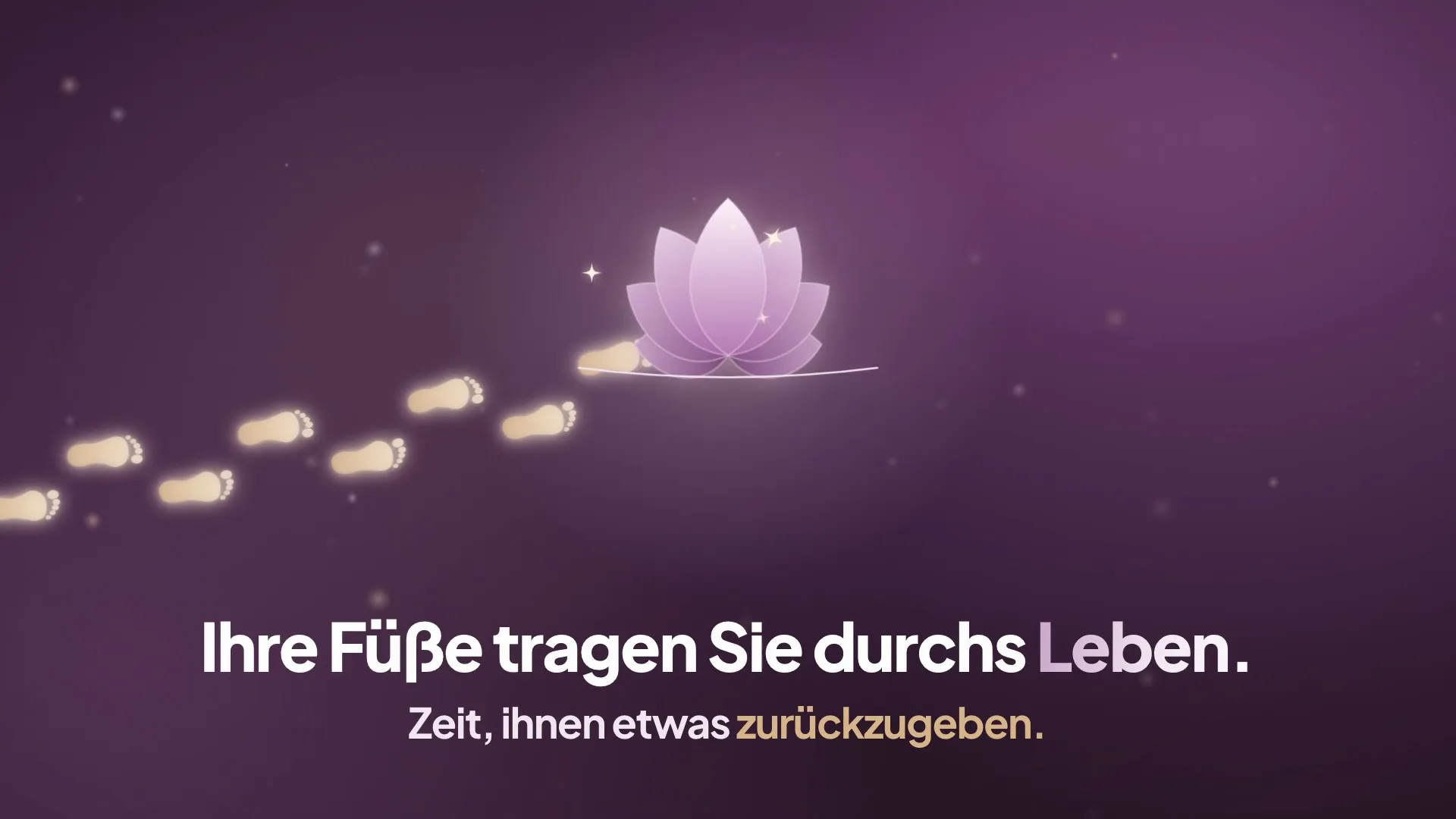 Standbild aus dem Fußpflege-Spot – goldene Fußspuren führen auf dunklem Lila zu einer leuchtenden Lotusblüte, darunter „Ihre Füße tragen Sie durchs Leben. Zeit, ihnen etwas zurückzugeben.“