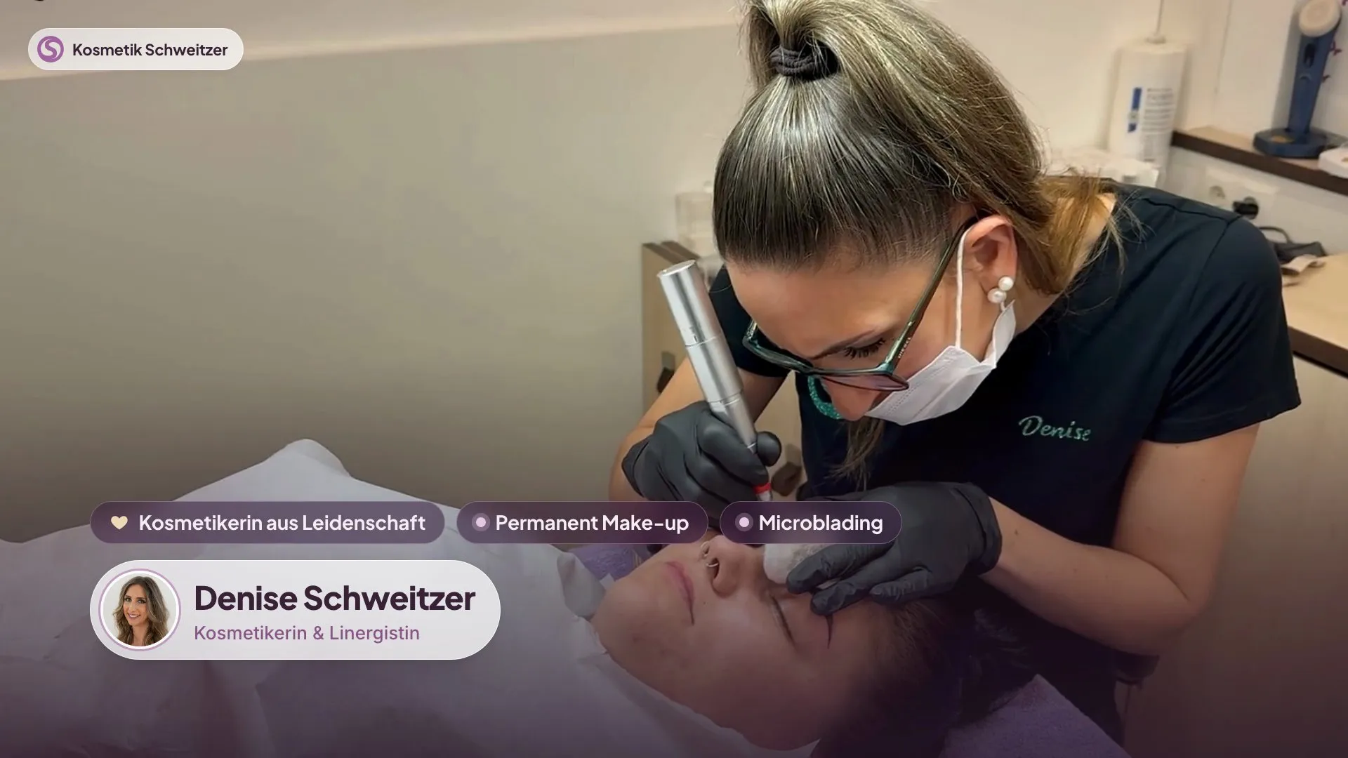 Standbild aus dem Microblading-Spot, Denise arbeitet an der Augenbraue einer Kundin, unten ihre Namenskarte und die Stichworte Permanent Make-up und Microblading