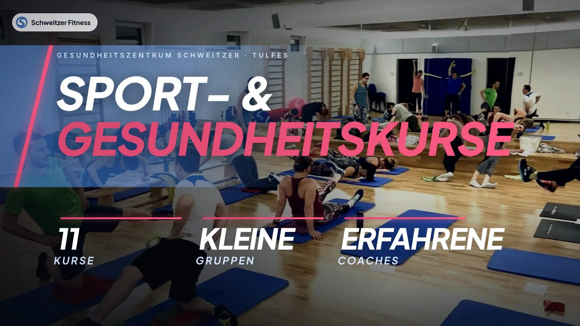Standbild aus dem Sportkurs-Spot, „Sport- & Gesundheitskurse“ in Weiß und Pink über einem Kursraum mit Trainierenden auf blauen Matten, darunter „11 Kurse“, „Kleine Gruppen“ und „Erfahrene Coaches“